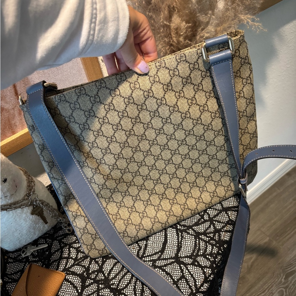 Gucci Crossbody (call out on interior only) - Picture 2 of 7